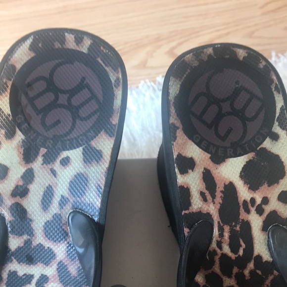 BCBG Black/leopard print sandals. Patent leather with flower detail. Size 8M. - Picture 5 of 6